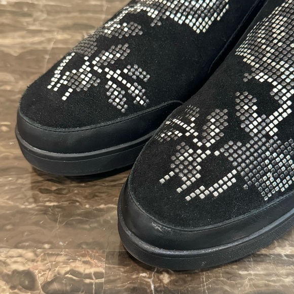 Donald Pliner Mylasp Flower Embellished Leather Sneakers - Picture 2 of 12